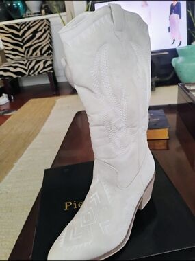 NEW...Beautiful White suede Embroidered Western Boot